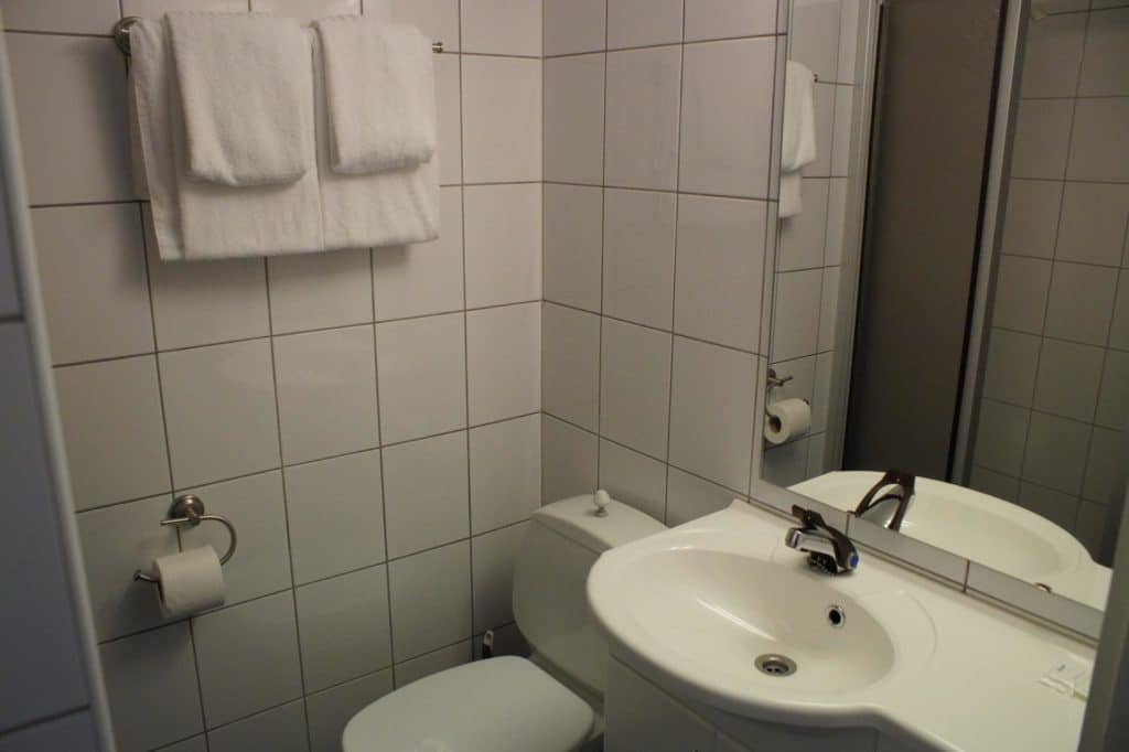 Kahden hengen huone kylpyhuone